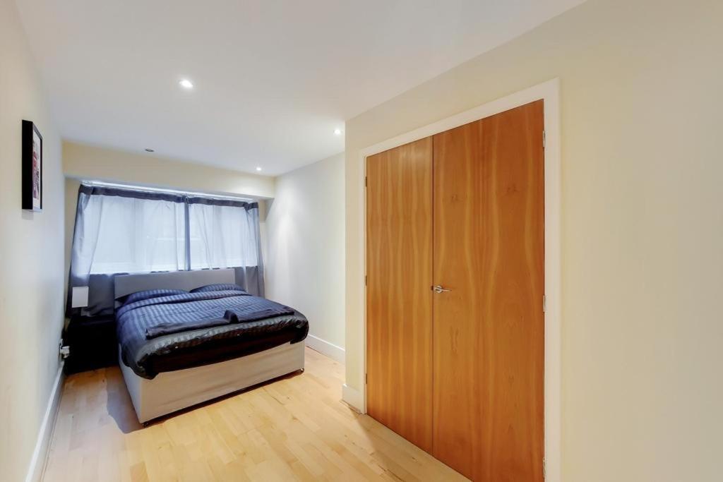 Apartment In The Heart Of Лондон Екстериор снимка