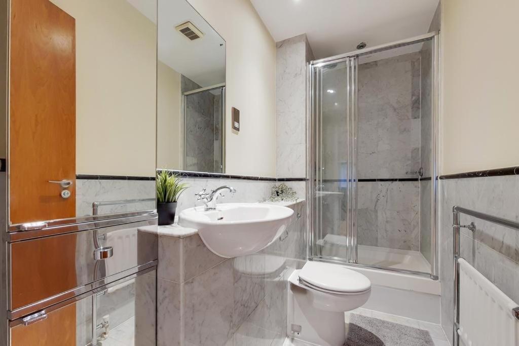 Apartment In The Heart Of Лондон Екстериор снимка