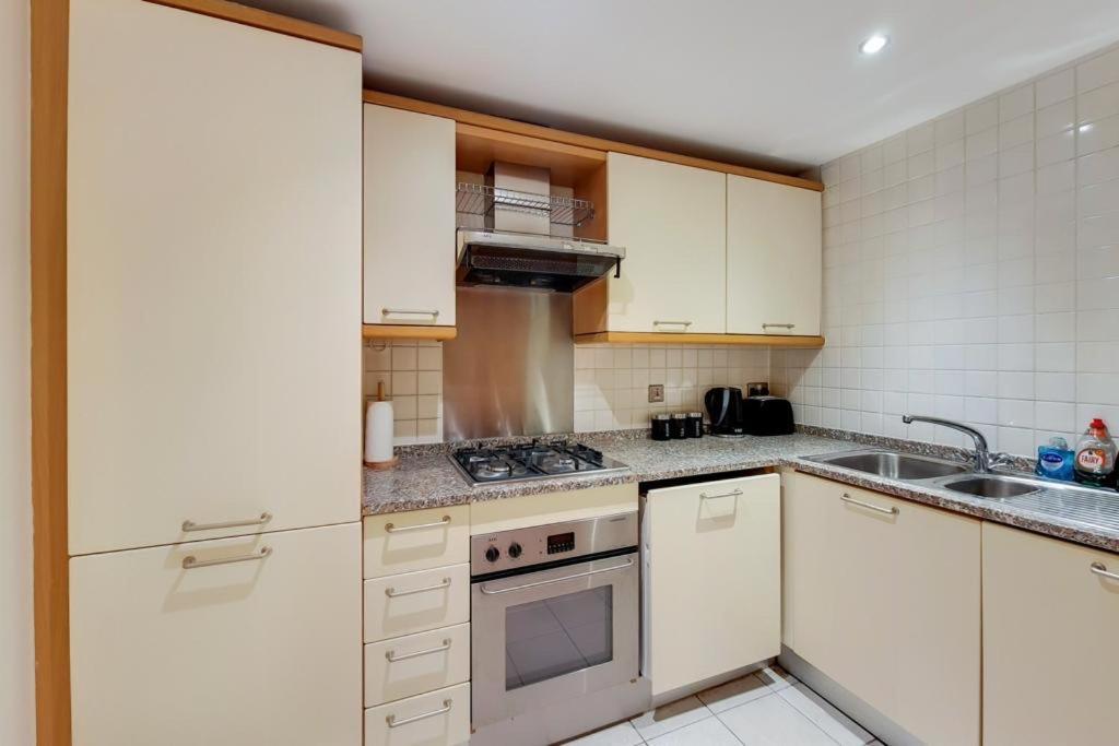 Apartment In The Heart Of Лондон Екстериор снимка